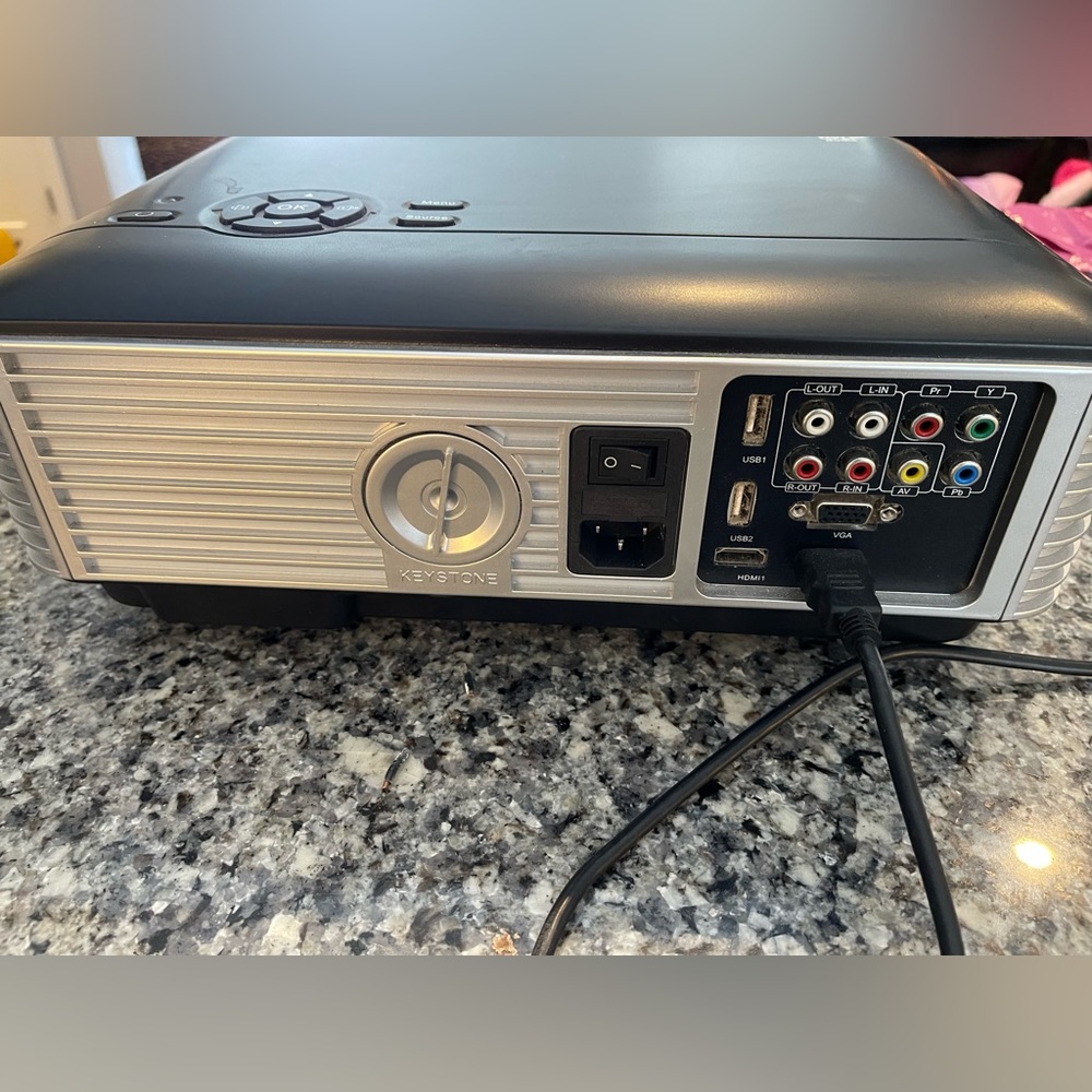 Projector with remote - Picture 2 of 3